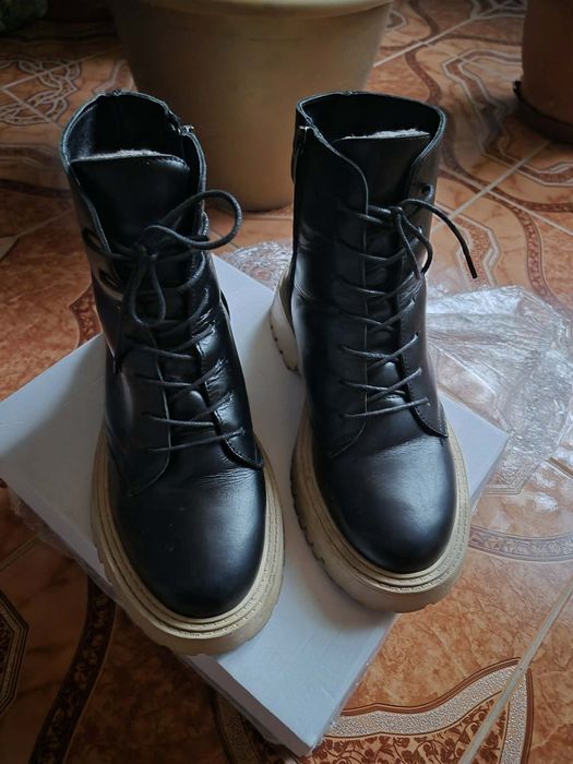 Нові шкіряне взуття