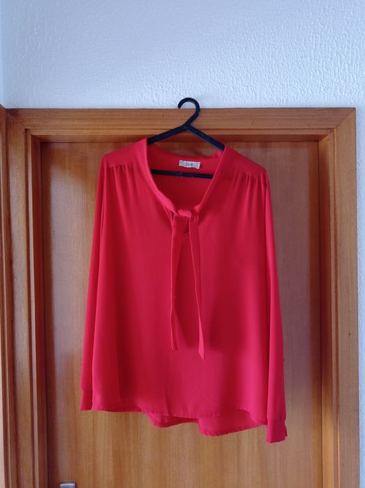 Blusa vermelha com fitas