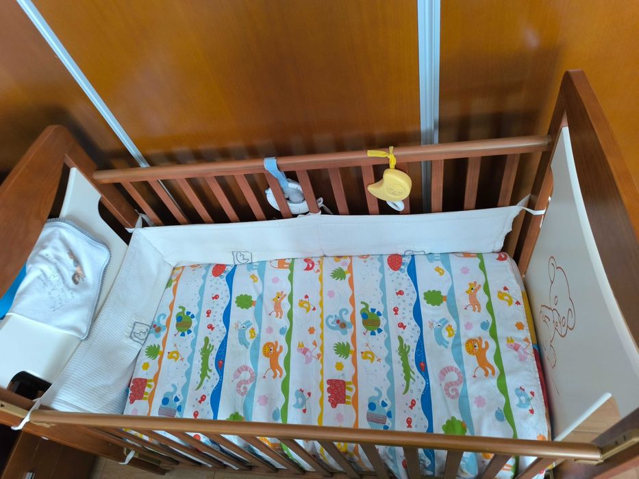 Cama bebé com colchão