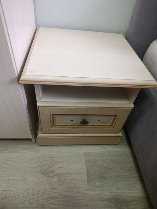 Дві приліжкові тумби з шухлядою