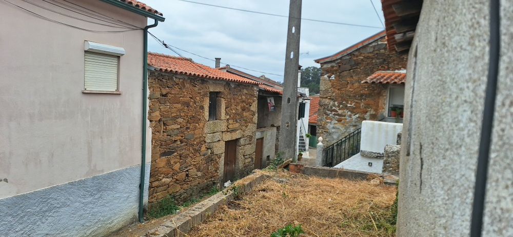Casa para  reconstrução com terreno