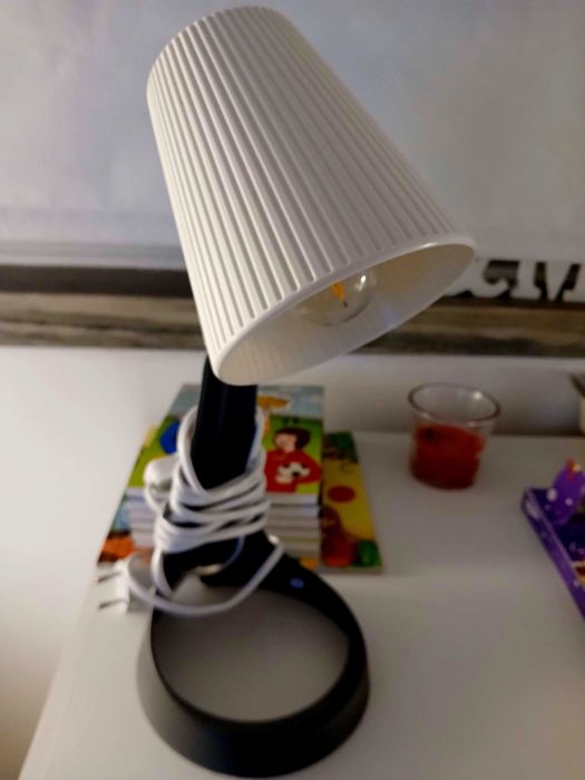 Cadeira e Candeeiro ikea para secretaria