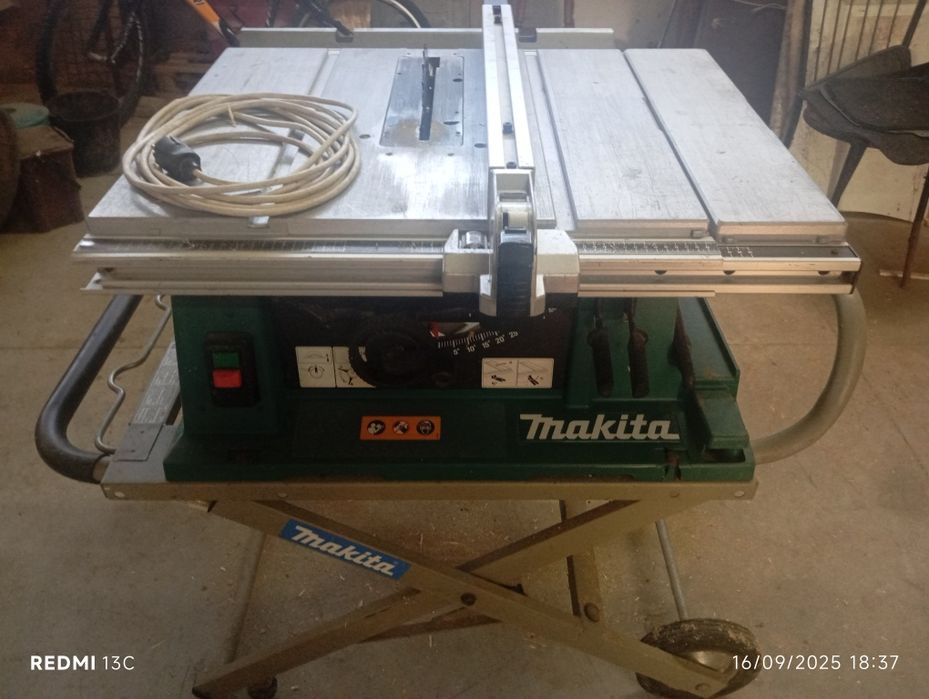 Serra makita com cavalete
