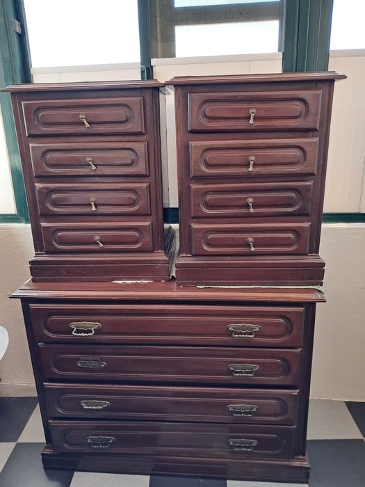 2 mesas de cabeceira e uma comoda