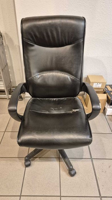 Fotel biurowy z siłownikiem