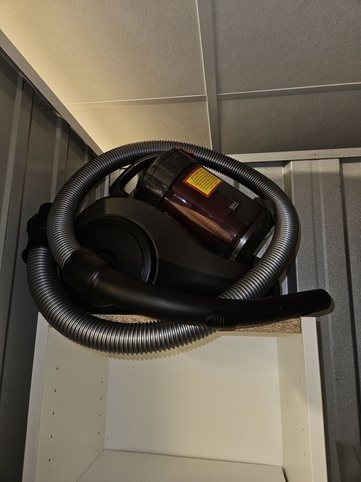 Aspirador sem saco Akitas 800W – como novo