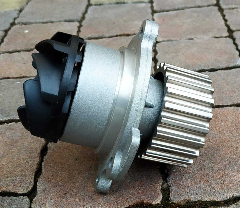 Помпа • Насос водяной •  Приора ВАЗ 21126 •  Dolz.