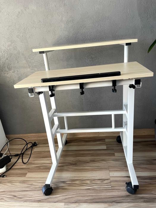 Mobilne biurko na kółkach z regulacją wysokości stojące lub siedzące