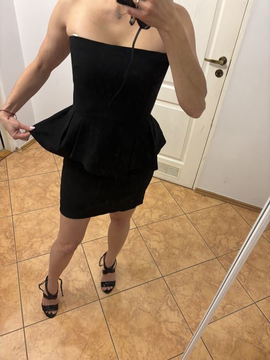 The kooples sukienka mała Czarna elegancka z baskinką falbanka