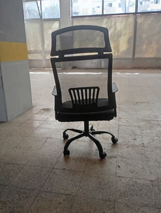 Cadeira de escritório usada um pouco torta