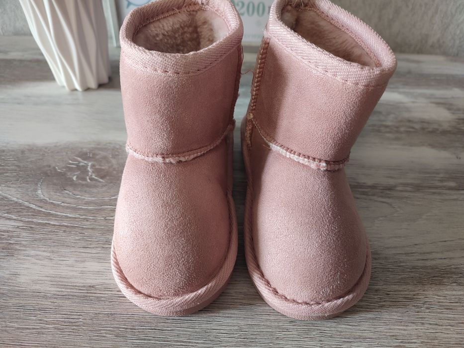 Уги для дівчинки