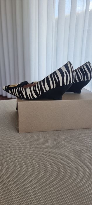 Sapatos muito elegantes em pêlo de pónei, motivo zebra