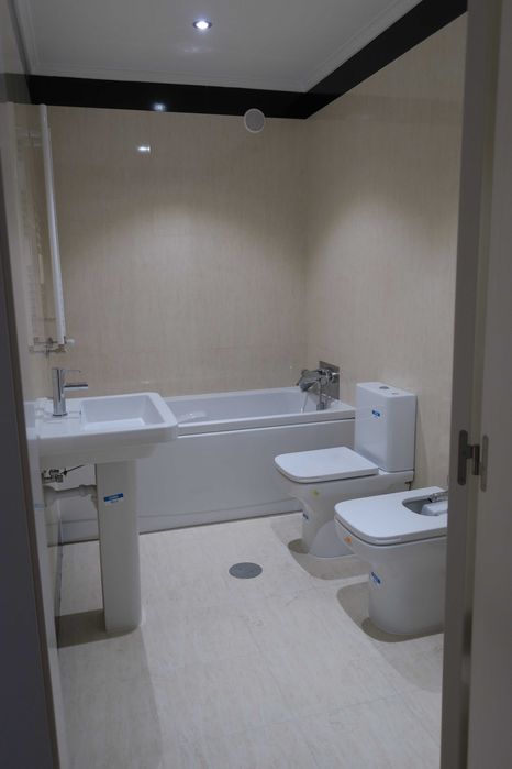 Suite com clauset, casa de banho completa e varanda