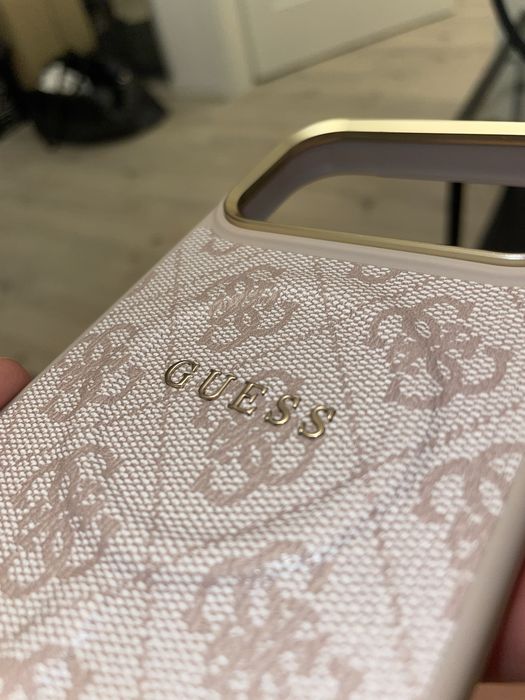 Guess różowy Etiu case iphone 17 Pro Max