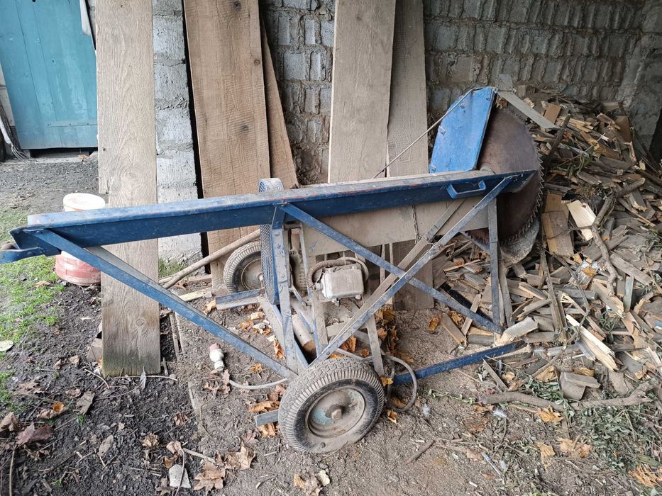 Łuparka do drewna piła wachadłowa.