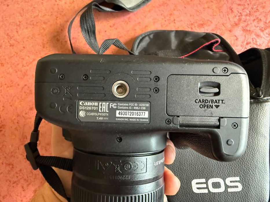 Дзеркальний фотоапарат Canon EOS 4000D + обʼєктив 18-55 мм — повний комплект