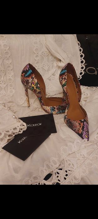 Skórzane szpilki o wielobarwnym wzorze Marki Kazar