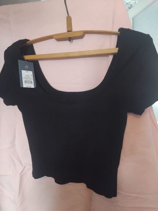 чорний кроп-топ із короткими рукавами