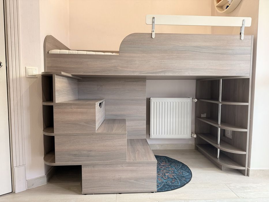Дитяче ліжко з вбудованими шухлядами й поличками