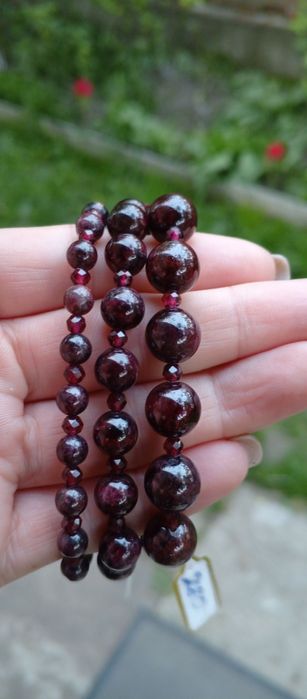 Браслет на червоному шнурку. Натуральне каміння