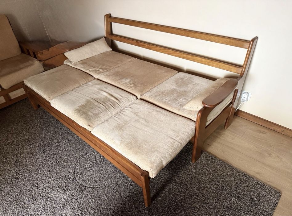 Sofás em madeira maciça