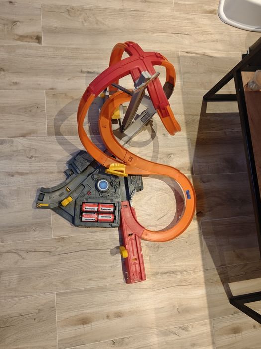 Hot wheels tor z napędem