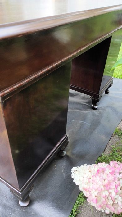 Stare masywne biurko dwustronne z drewna mahoniowego