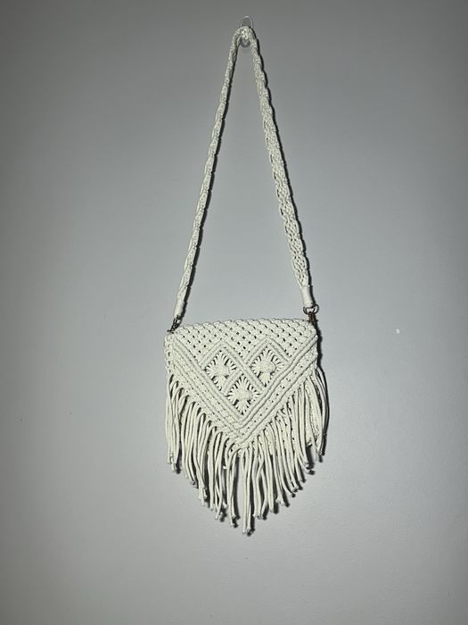 Przpeiekna torebka handmade w kolorz ebialym z dodatkami zlotymi