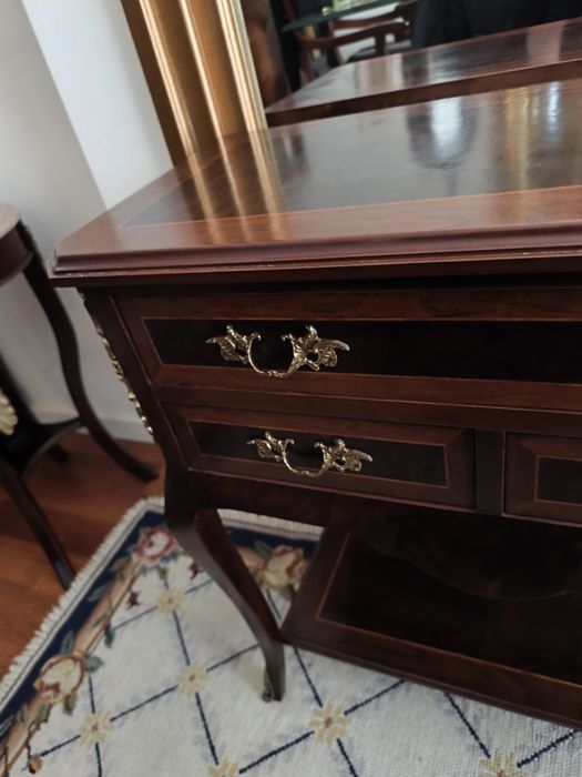 Móvel com embutidos em bronze em estado novo