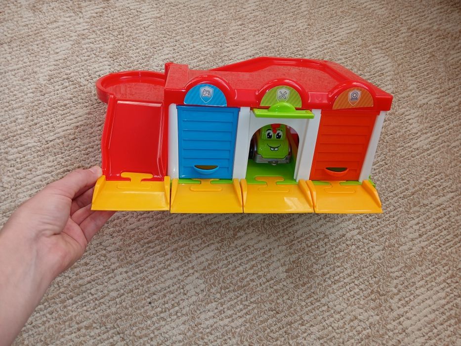 Парковка з машинками.