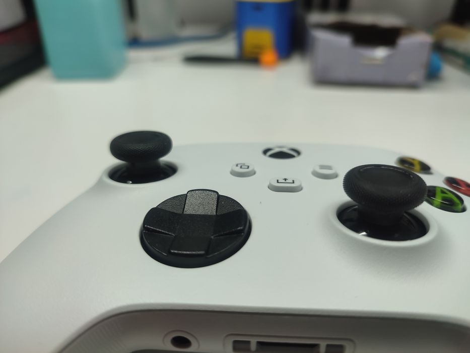 Pad Xbox series x z analogiami TMR