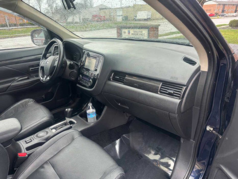 Mitsubishi Outlander      2016