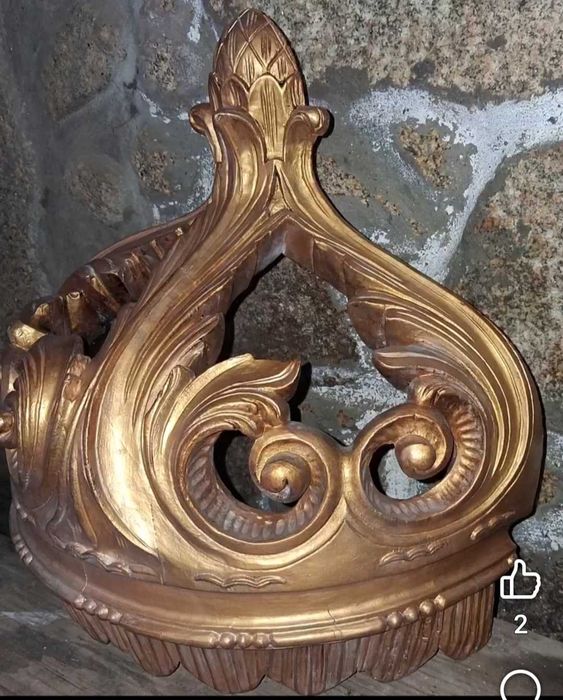 Coroa dourada talhada em madeira