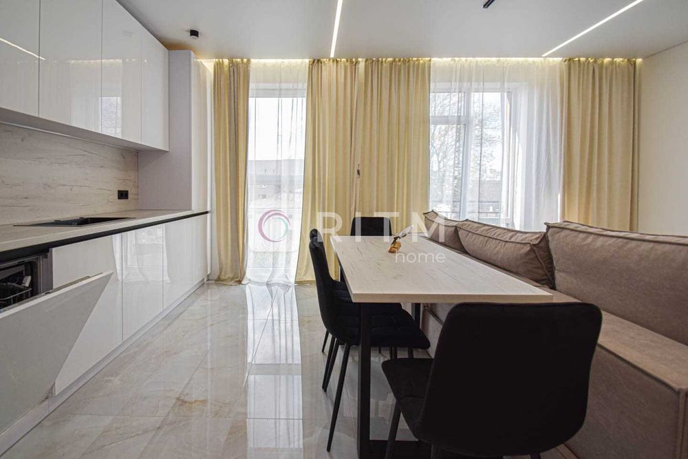 Продається сучасна 2-кімнатна квартира + кухня студія в центрі міста