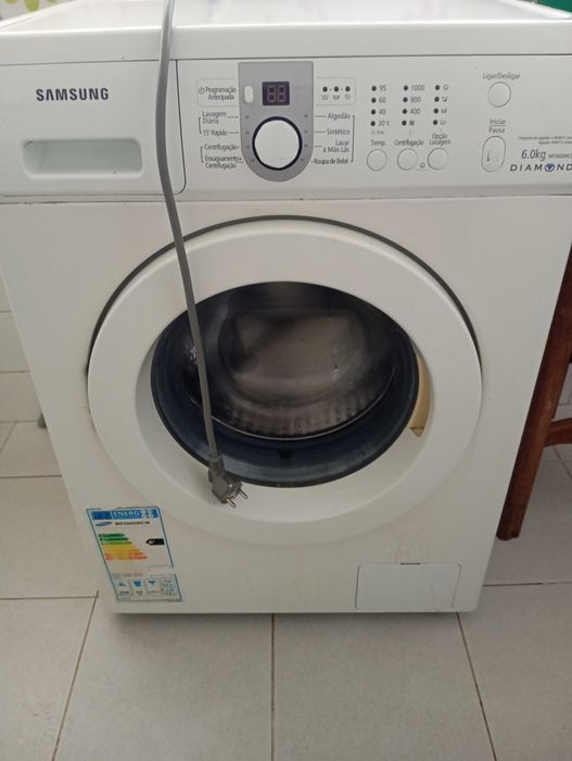 Tou a vender uma máquina de lavar roupa de 6.0kg