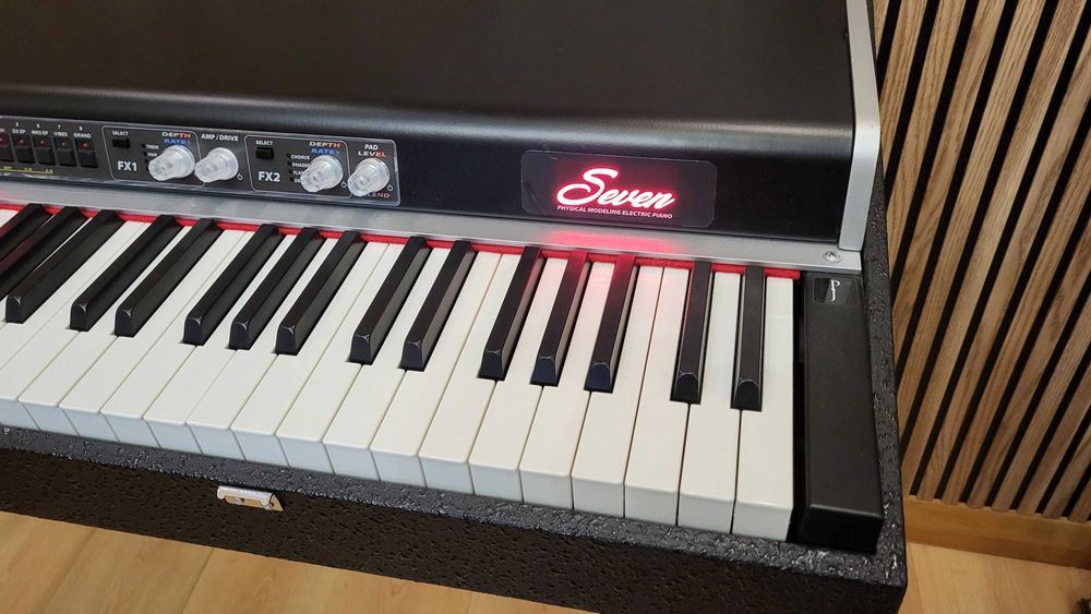 Crumar Seven com estojo acolchoado