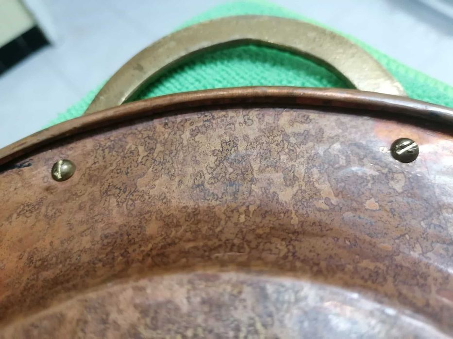 Tabuleiro antigo de cobre e pegas de latão.