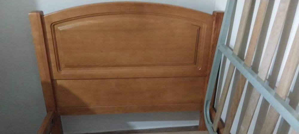 Cama de solteiro com criado mundo