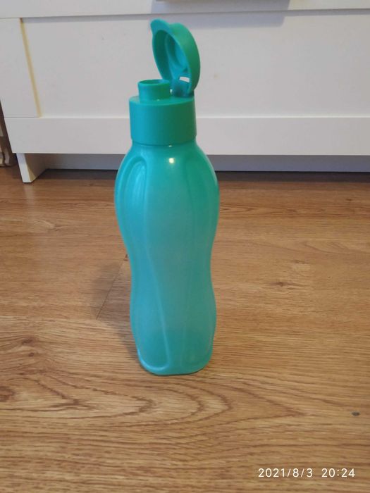 Garrafa Tupperware 750 ml. Cor verde. Nova
