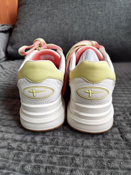 Продам кросівки Tamaris