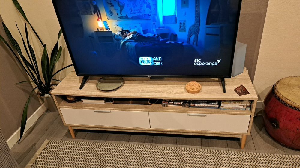 Movel de tv com duas gavetas