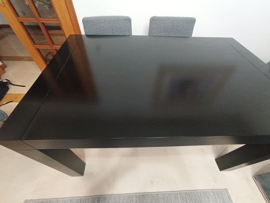 Mesa de jantar em madeira maciça