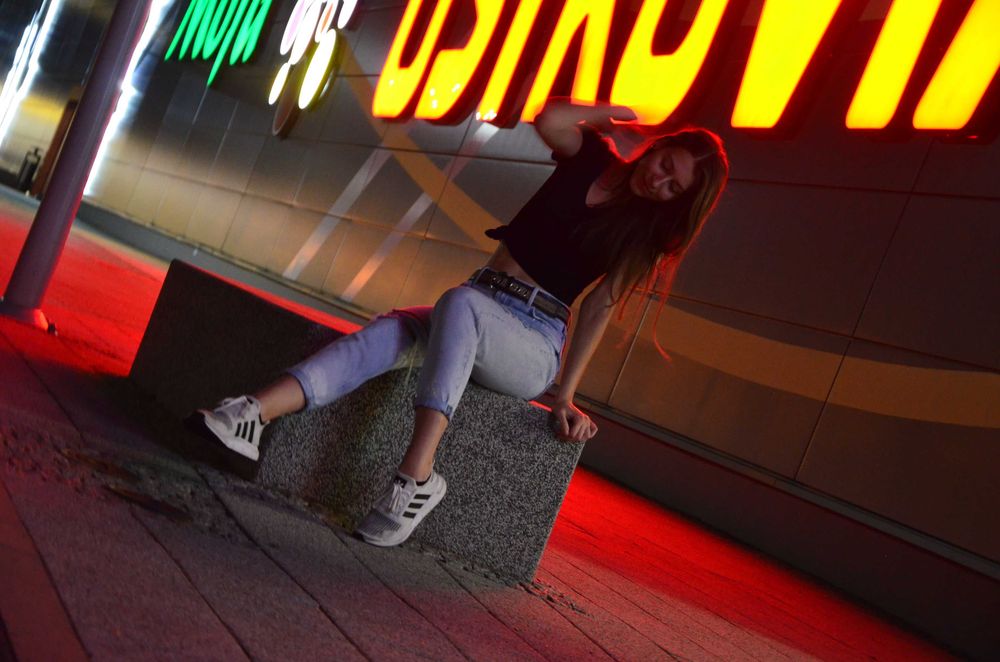 Spodnie mommy jeans z dziurami