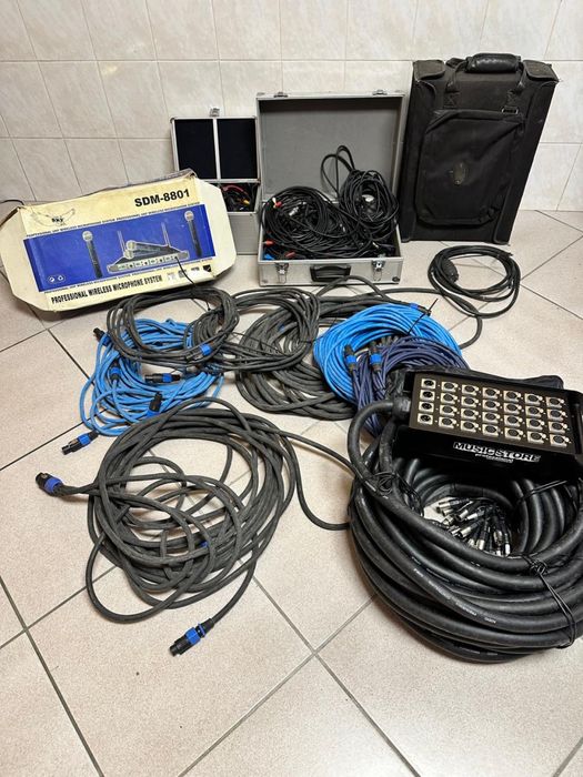 Sistema de som com muito material para desocupar