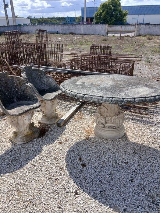 Dois caldeirões e uma mesa de pedra cimento
