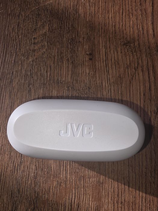 Słuchawki bezprzewodowe JVC HA-A8T w kolorze białym.