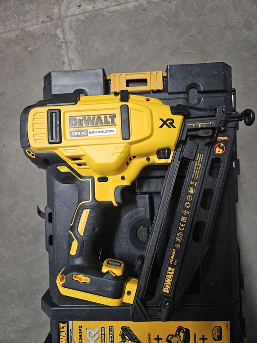 DEWALT Sztyfciarka gwoździarka  DCN660