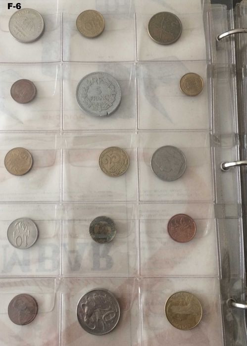 Álbum completo com 240  moedas de vários países