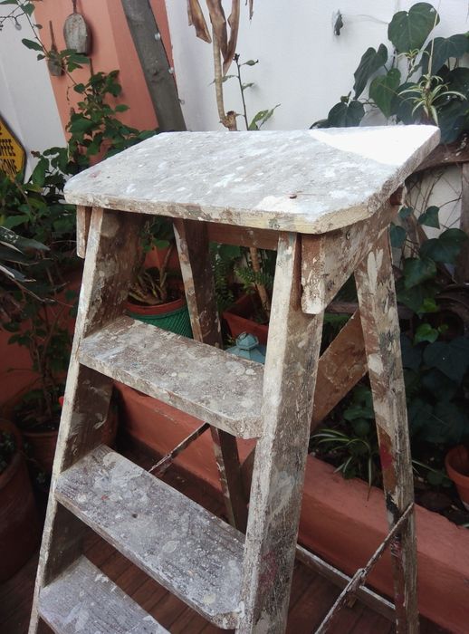 Escadote de madeira antigo