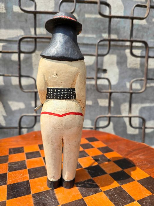 STara drewniana figurka góral